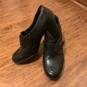 *SOLD* Clark’s Brynn Poppy Black Chunky Shoes Sz 8